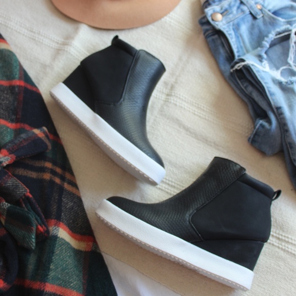 🆕//Fall Favorite Collection// Black wedge sneaker - Picture 3 of 7